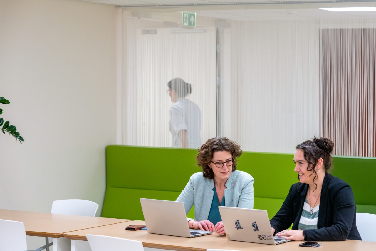 Twee vrouwen in overleg in het ziekenhuis