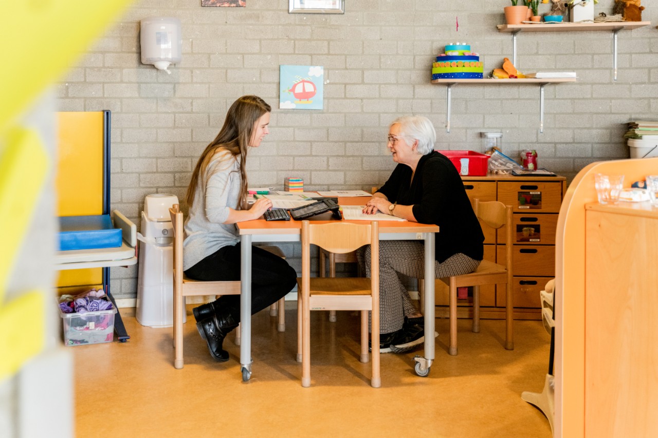 Kinderjuffen in gesprek met ipad